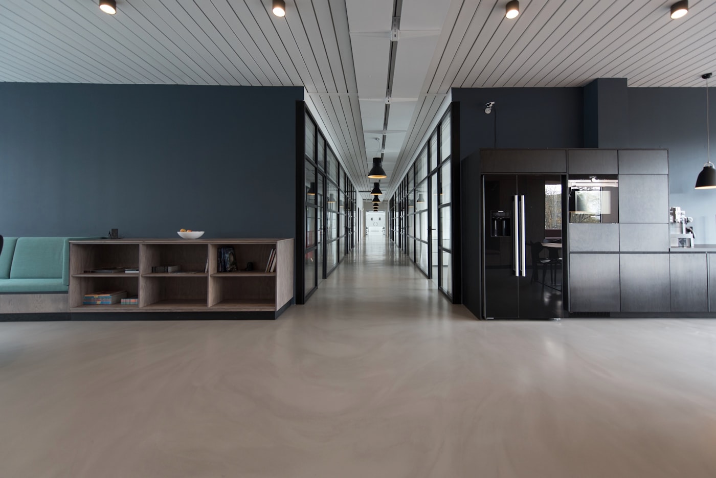 Espacio de trabajo abierto con mobiliario limpio y gran iluminación